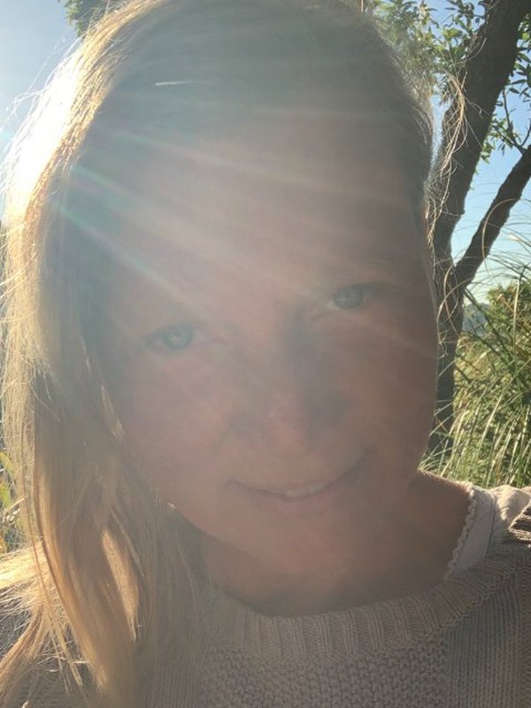Shirin draußen im Abendlicht